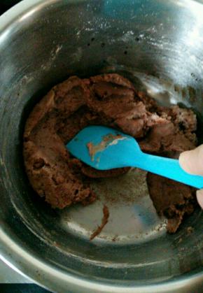 离火迅速将分类倒进去，上小火压拌均匀