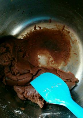 拌到锅底挂一层面糊，大概一分钟，离火将面团移到另一个盆里