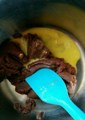 分四次倒进全蛋液，每倒一次，用刮刀拌匀再倒下一次