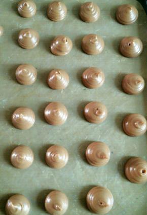 挤出面糊，大小自己定不要挤太满，泡芙会涨