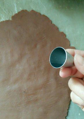 将之前冷冻的酥皮拿出来，用圆形工具压出酥皮，尽量比泡芙直径大点