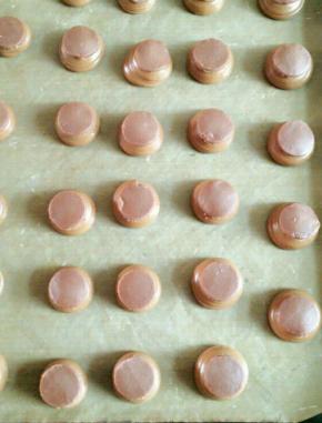 压好的酥皮放到泡芙体上