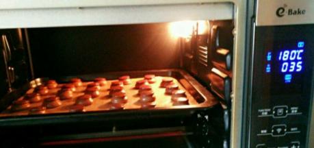 放进提前预热好的烤箱，180度中层上下火烤30分钟