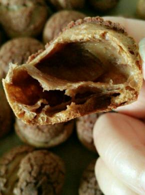 看看泡芙里面组织，成功的泡芙里面会有大空洞的，貌似专门为挤酱而设计的