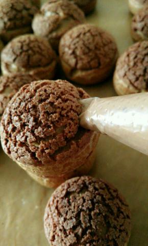 把一开始做好的可可卡仕达酱挤进泡芙里面，就算大工告成了