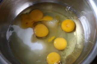 2将鸡蛋打入无水无油的盆里，加入细砂糖、盐。