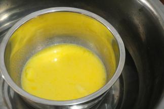 1将牛奶和黄油放入不锈钢小盆里，隔热水加热融化成液体备用。