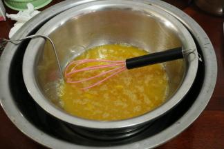 3隔45度温水加热，边加热边用手动打蛋器搅打，至蛋液温度达到30度时，端离温水。