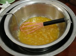 3隔45度温水加热，边加热边用手动打蛋器搅打，至蛋液温度达到30度时，端离温水。