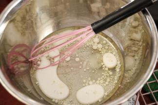 蛋黄糊：干净无水的盆里，放入玉米油。