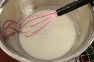 牛奶，用手抽搅拌均匀，浓稠状。