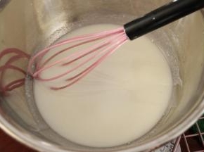 牛奶，用手抽搅拌均匀，浓稠状。