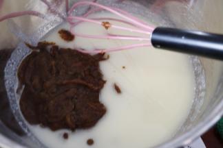 加入枣泥和分离的蛋黄。