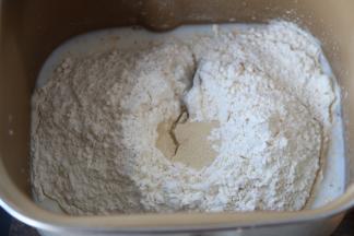 原料除黄油外，都放入面包桶，启动和面程序一次，大约20分钟，揉至成光滑有Q性的面团。加入软化的黄油。