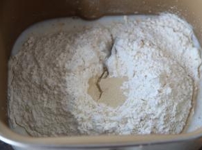 原料除黄油外，都放入面包桶，启动和面程序一次，大约20分钟，揉至成光滑有Q性的面团。加入软化的黄油。