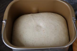 基础发酵两倍大，取出面团发酵结束。