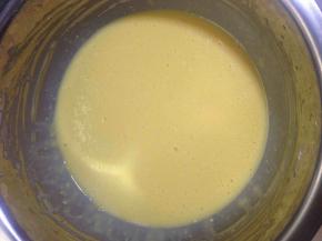 水，油，面粉和蛋黄搅拌均匀并放入酸奶。