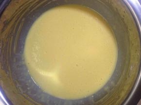 水，油，面粉和蛋黄搅拌均匀并放入酸奶。