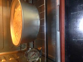 放入烤箱烤。130度45分钟。之后转150度10分钟。烤好倒扣放凉，脱模后备用。