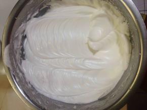 蛋白加柠檬汁和糖，打发到干性打发状态。