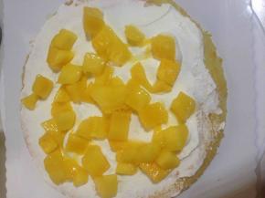 蛋糕切片后抹奶油，放水果。