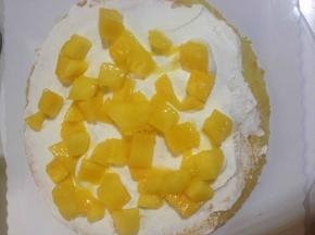 蛋糕切片后抹奶油，放水果。