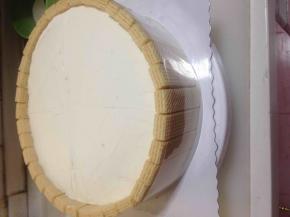 四周简单抹奶油，把威化饼作为围边，之后围上慕斯边。再做装饰。完成