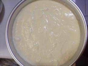 蛋黄糊蛋白糊搅拌均匀。放入模具后震出大泡。