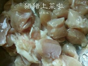 把鸡腿肉用刀削下来，切小块