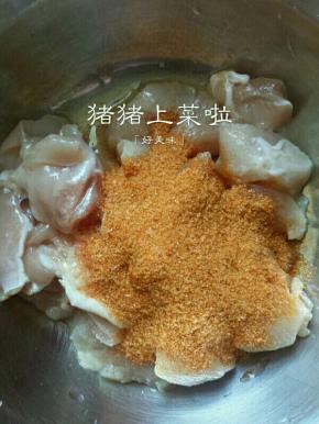 倒入奥尔良腌料，这个腌料35克可以腌一斤肉，我这里110克的肉放了10克腌料