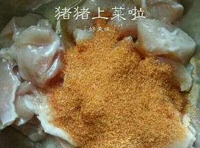 倒入奥尔良腌料，这个腌料35克可以腌一斤肉，我这里110克的肉放了10克腌料