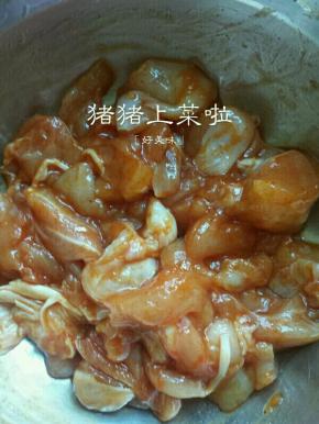 用手抓匀，多抓会儿，盖上保鲜膜放冰箱冷藏腌制6个小时，这肉小，如果是腌鸡翅，建议晚上腌，刚好第二天用，特别入味，我这个也很入味