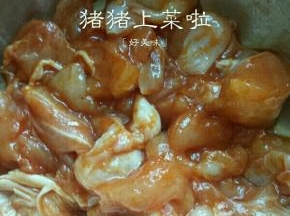 用手抓匀，多抓会儿，盖上保鲜膜放冰箱冷藏腌制6个小时，这肉小，如果是腌鸡翅，建议晚上腌，刚好第二天用，特别入味，我这个也很入味