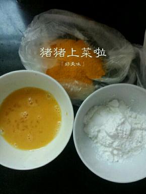 肉肉腌的差不多的时候准备一个鸡蛋打散，淀粉适量，面包糠适量