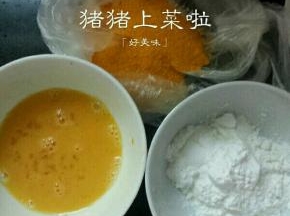 肉肉腌的差不多的时候准备一个鸡蛋打散，淀粉适量，面包糠适量
