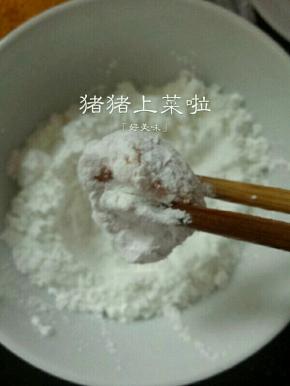 取一块肉裹上淀粉