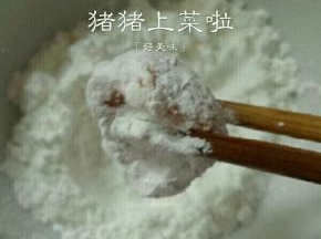 取一块肉裹上淀粉