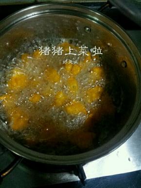 锅里倒油，稍微多点，油烧至7成热下肉肉炸，中火炸4分钟左右就差不多了，可以捡一块用筷子搓开看看，没有血丝了就好了，不能炸时间长了，不然肉就老了，不好吃