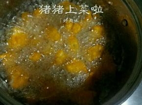 锅里倒油，稍微多点，油烧至7成热下肉肉炸，中火炸4分钟左右就差不多了，可以捡一块用筷子搓开看看，没有血丝了就好了，不能炸时间长了，不然肉就老了，不好吃