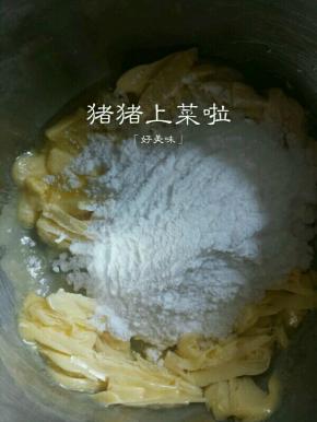 黄油室温软化，将糖粉倒进去