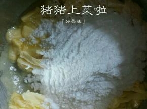 黄油室温软化，将糖粉倒进去