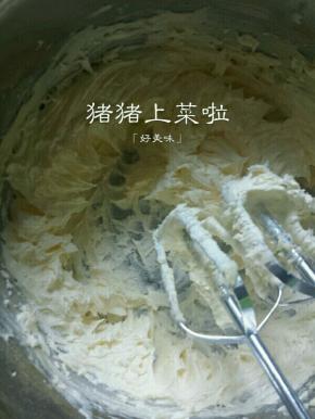 用打蛋器将黄油打至体积膨大，颜色稍微变浅