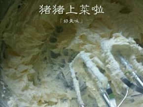 用打蛋器将黄油打至体积膨大，颜色稍微变浅