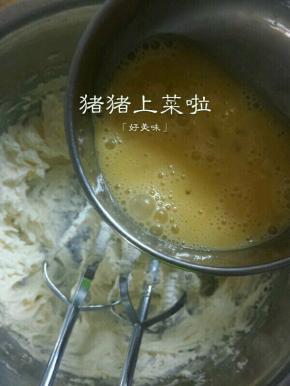 加入蛋液，分三次加，每次将蛋液和黄油搅打混合均匀再加下次