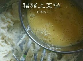 加入蛋液，分三次加，每次将蛋液和黄油搅打混合均匀再加下次