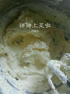 蛋液都加进去了，黄油也打发好了，如图这样，黄油比较顺滑了就可以了