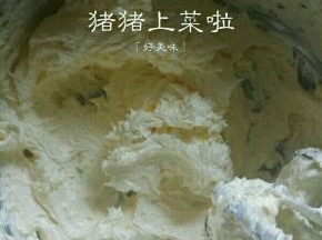 蛋液都加进去了，黄油也打发好了，如图这样，黄油比较顺滑了就可以了