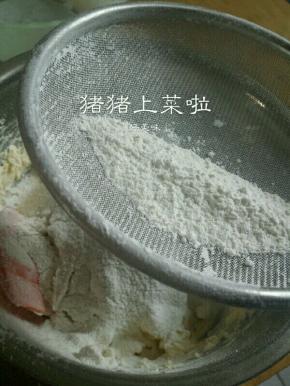 然后筛入低筋面粉