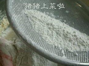 然后筛入低筋面粉