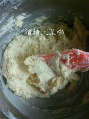 用硅胶刮刀将面粉和黄油拌匀，天气冷，这里可能不好拌，这时可以将盆隔热水烫一下，不能太久，感觉黄油稍微稀点了拿出来再拌，这样会方便很多